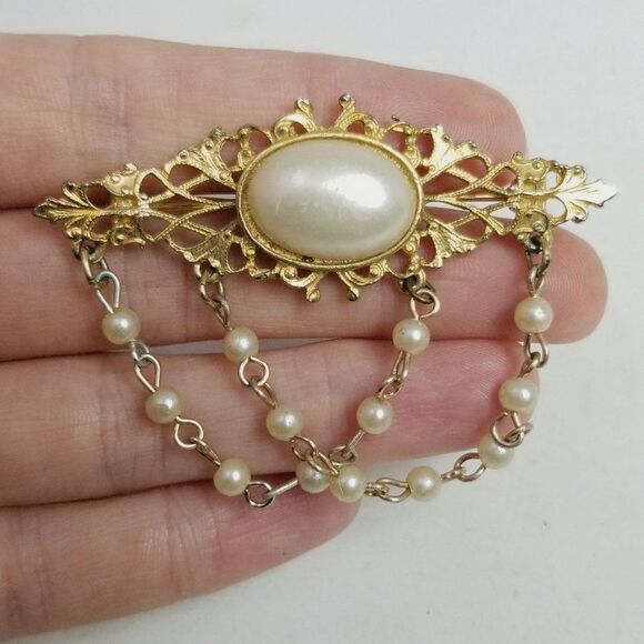 Vintage Gold Tone and Faux Pearl Swag Chain Bar Brooch, Fancy Regal 80s Design - Picture 5 of 6